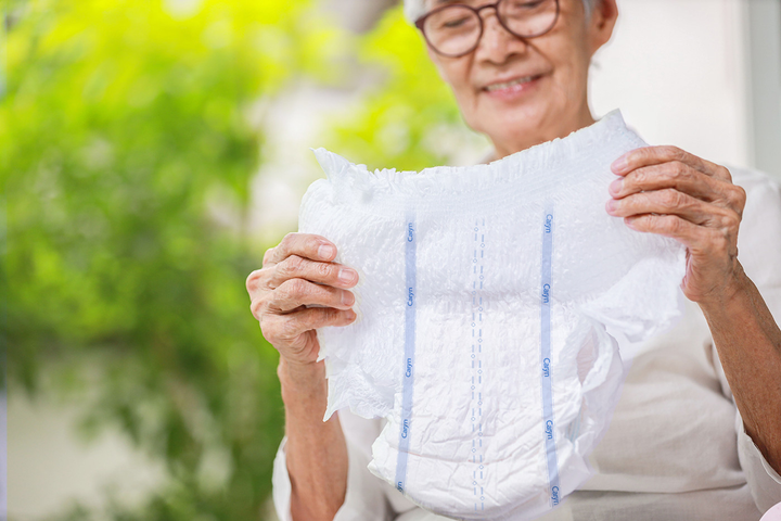 Tã quần Caryn được người cao tuổi yêu thích sử dụng vì mỏng nhẹ và thấm hút tốt. (Ảnh: Caryn)