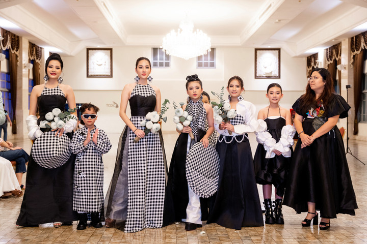 NTK Phương Hồ (phải) cùng các người mẫu trong những thiết kế lấy ý tưởng từ khăn rằn