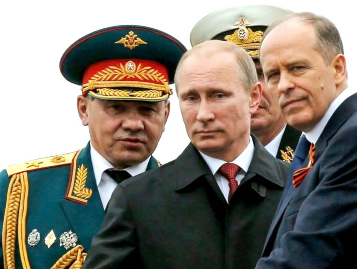 Tổng thống Nga Putin cùng Giám đốc FSB Alexander Bortnikov (phải) và Bộ trưởng Quốc phòng Nga, Đại tướng  Sergei Shoigu. (Ảnh: AP)