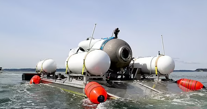 Tàu lặn Titan được kéo ra biển.