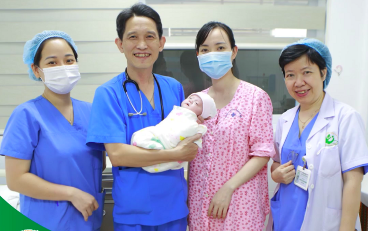 Sau 4 tháng điều trị, bé gái phát triển bình thường với cân nặng 2,1kg và có thể tự bú mẹ. (Ảnh: BVCC)