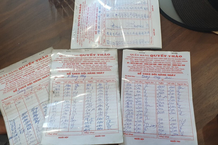 Để người dân tin tưởng, Thảo cấp cho mỗi người một quyển hóa đơn ghi ngày tháng nộp tiền, tiền lãi rõ ràng. Ảnh T.H