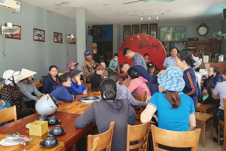 Các hộ dân tố cáo bị bà Hoàng Thị Thảo lừa góp "hụi". Ảnh T.H