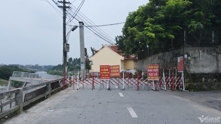 Chính quyền địa phương lập rào chắn, cảnh báo khu vực sạt lở.