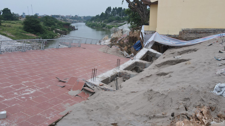 Khu vực sân đền Mẫu bị sụt lún.