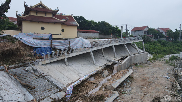 Nhiều hạng mục ở khu vực đền Mẫu bị sạt trượt