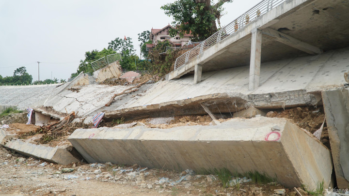 Khối bê tông bị gãy, sạt xuống bờ sông