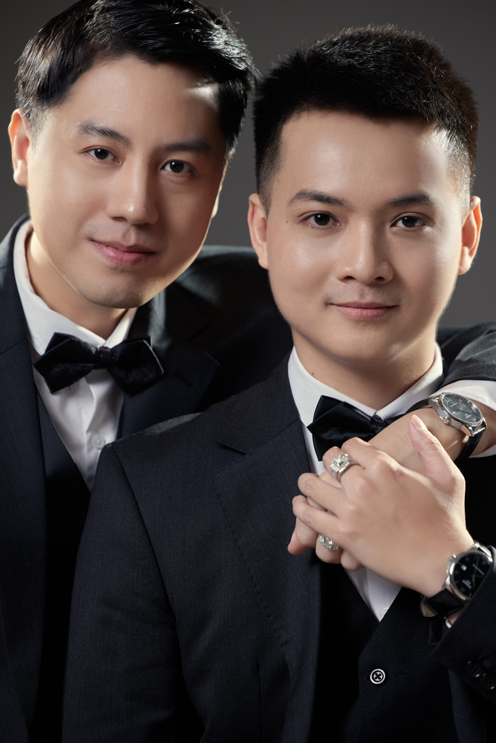 Huy hiện là bác sỹ, cùng Quốc trực tiếp quản lý một thẩm mỹ viện.