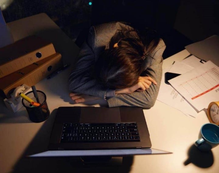 Thức khuya, thiếu ngủ lâu ngày khiến đồng hồ sinh học bị rối loạn (Nguồn: Aboluowang)