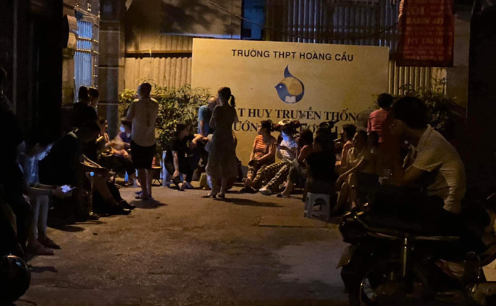 Phụ huynh xếp hàng ở điểm trường THPT Hoàng Cầu.