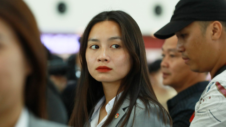 Hậu vệ Hoàng Thị Loan chia sẻ: "Mình cảm thấy toàn đội thật đẹp. Tất nhiên là hồi hoojp. Đội tuyển Việt Nam lần đầu dự World Cup, rất vui khi được mọi người quan tâm. Mục tiêu của mình là cố gắng đá hết sức".