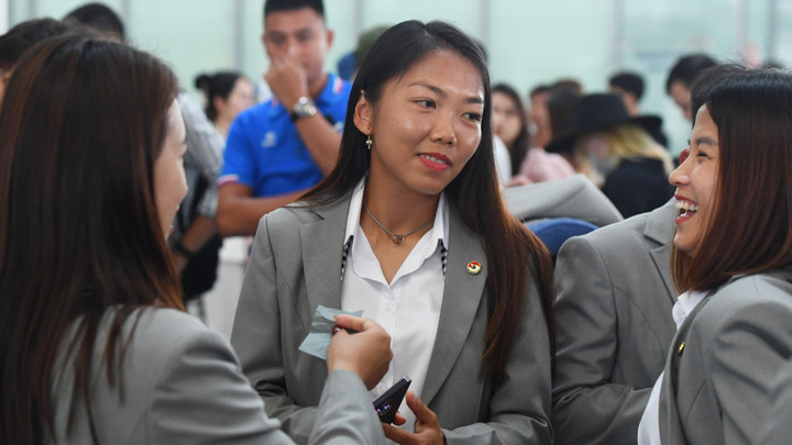 Đội trưởng Huỳnh Như vẫn khoác chiếc khăn rằn. Đây là món đồ cô luôn mang theo khi sang châu Âu thi đấu.