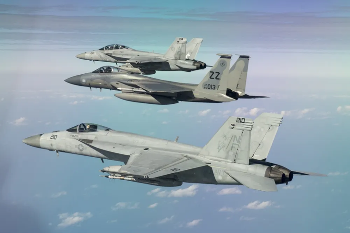 Tiêm kích F/A-18 và F-15 của quân đội Mỹ trong một cuộc diễn tập. (Ảnh: Military Leak)