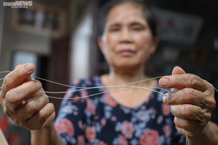 Những sợi mây mỏng như tơ đạt yêu cầu, được bà Tiến kiểm tra cẩn thận.