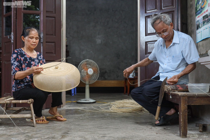 Bà Tiến cho biết: “Tôi chọn lồng bàn là sản phẩm thủ công vì nó gắn bó mật thiết với các gia đình miền Bắc, gia đình nào cũng cần phải có một chiếc. Tuy nhiên, đa phần người mua các sản phẩm này là người nước ngoài, bởi giá cả của chúng hơi đắt, không vừa với túi tiền của nhiều người. Có những thời điểm khách muốn đặt làm phải đợi 5-6 tháng mới đến lượt”.