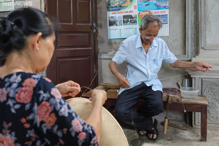 “Nhờ nghề mây tre đan, gia đình đủ tiền nuôi các con ăn học, lo nghề nghiệp, cưới xin. Giờ con cháu cuộc sống ổn định, sức khoẻ cũng kém đi nên tôi cũng dám nhận nhiều như ngày xưa. Sợ nghề này sẽ lụi tàn nên tôi cũng đã truyền dạy cho nhiều người, nhưng trong nhà tôi các con không ai theo nghề, nhiều người trong làng cũng đến học, dù có chỉ dạy tận tình, mà đến nay cũng không ai đan được lồng bàn kiểu này", ông Khá nói.