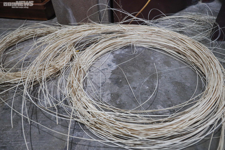 Ông Khá cho biết phải trải qua nhiều công đoạn khác nhau để tạo ra một chiếc lồng bàn đạt tiêu chuẩn. Đầu tiên là phải chọn mây đều và đẹp. Sau khi mua mây về bắt đầu ngồi lóc mây, lóc những cái mấu cho nhẵn, sau đó bắt đầu chẻ. Ông thường mua khoảng 40kg mây, trải qua nhiều công đoạn khi lọc ra chỉ được khoảng 5kg mây đạt tiêu chuẩn, số còn lại thừa thì đem đi bán.