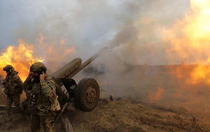 Binh sĩ Ukraine khai hoả lựu pháo D-30 tại Bakhmut (tỉnh Donetsk) ngày 21/3. (Ảnh: Getty)