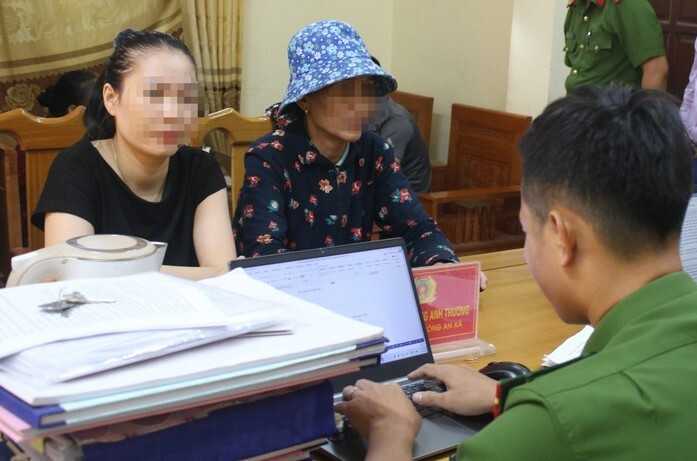 Công an làm việc với các bị hại. (Ảnh: T.H)