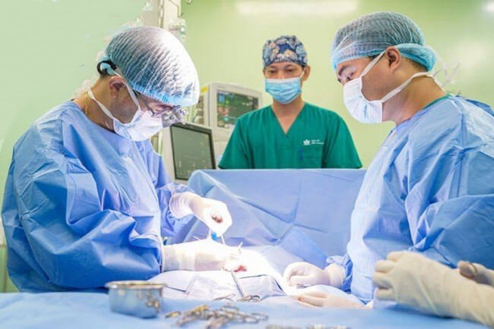 Các bác sĩ phẫu thuật ghép thận cho bé. (Ảnh: BSCC)