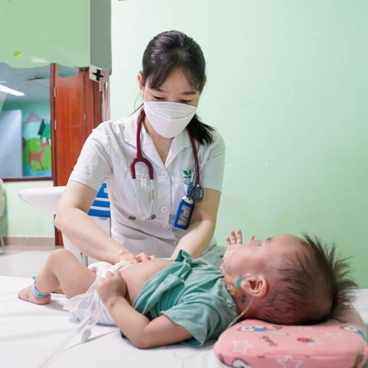 Trẻ được thăm khám lại trước khi cho xuất viện. (Ảnh: BVCC)