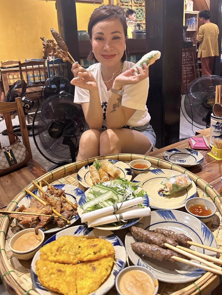 Uyên Linh thích thú đi trải nghiệm món ăn ở Hội An.