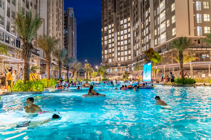 Cư dân Westgate trải nghiệm rạp phim “Aqua Cinema” trên hồ bơi.