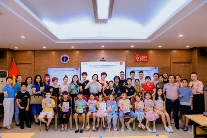 Được biết, bên cạnh việc tham gia hiến máu, Quản Gia Hân còn chương trình "Sống để yêu thương" trao tặng 200 suất quà tới các bệnh nhi và người nhà bệnh nhân tại Viện huyết học truyền máu Trung Ương.