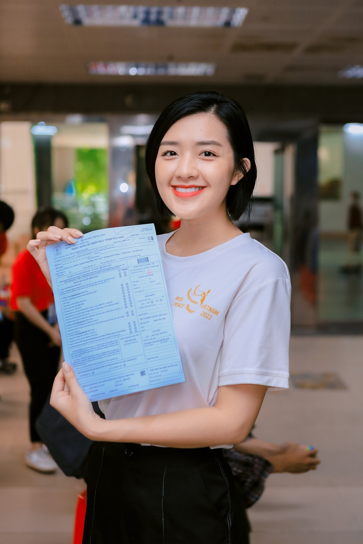 Mới đây, Á hậu Quản Gia Hân cùng bà Thuỳ Dương - Trưởng Ban tổ chức cuộc thi Hoa hậu Hòa Bình Việt Nam và ca sĩ, doanh nhân Thu Trang tham gia chương trình Sắc màu hành trình đỏ - Kết nối dòng máu Việt tại Viện huyết học truyền máu Trung ương.