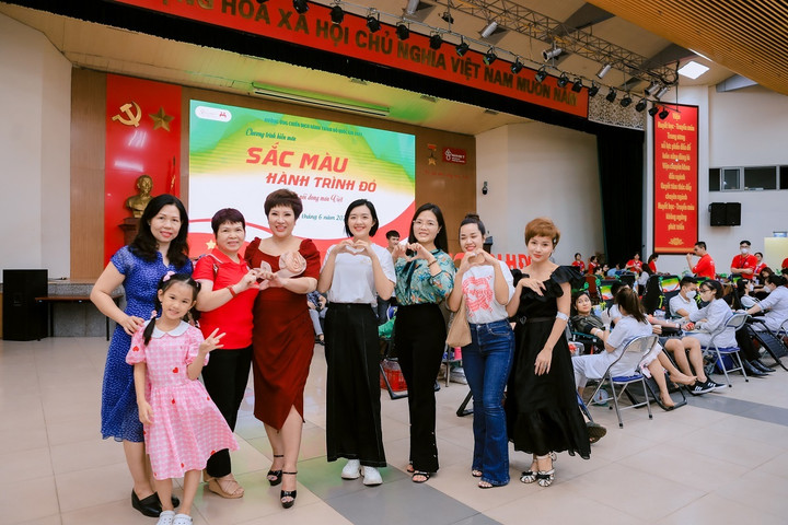 Chính vì thế khi biết được ý nghĩa của chương trình "Sống để yêu thương", Á hậu Quản Gia Hân đã cùng ca sĩ, doanh nhân Thu Trang đem chương trình tới bệnh viện huyết học truyền máu Trung Ương.