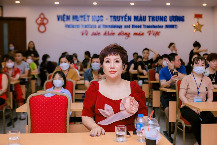 Ca sĩ Thu Trang cho biết: "Chương trình "Sống để yêu thương" đã hoạt động được 7 năm. Năm nay quay trở lại với Viện huyết học truyền máu Trung ương, chúng tôi mong muốn sẽ tiếp tục mang tới một nguồn năng lượng tích cực, lạc quan để gửi tới các bệnh nhi, người nhà bệnh nhân đang điều trị để họ thêm niềm tin, vững tin vào cuộc sống, tiếp tục viết tiếp những ước mơ của các con”.