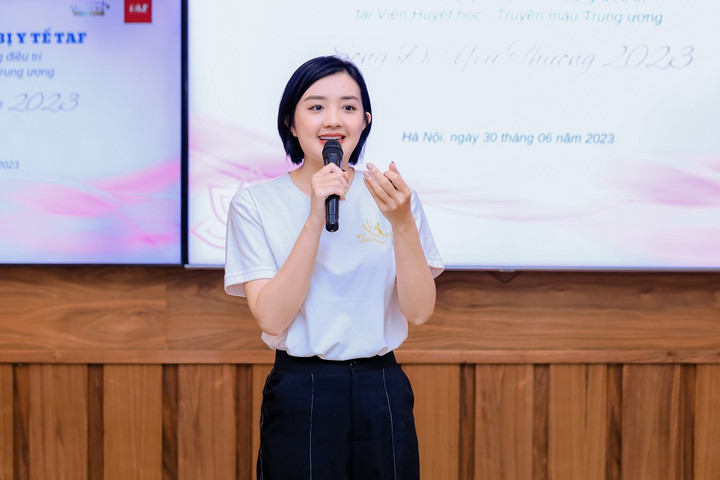 Quản Gia Hân không chỉ được biết tới với danh hiệu Á hậu 2 Hoa hậu Hoà bình Việt Nam 2022 - Miss Peace Vietnam 2022 mà còn ghi dấu ấn với vai trò MC, diễn viên. Cô từng góp mặt trong nhiều bộ phim: Những ngôi nhà trong hẻm, Trong vòng xoáy tội ác, Hoa sơn trà, Mặt nạ không hoa văn, Lá Tarot định mệnh, Em là người anh thích...