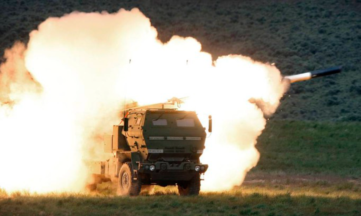 Hình ảnh tên lửa được phóng ra từ hệ thống HIMARS do Mỹ sản xuất. (Ảnh: Defense News)