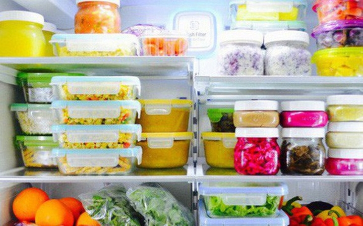 Hơi nóng của thức ăn có thể khiến tuổi thọ tủ lạnh giảm xuống.
