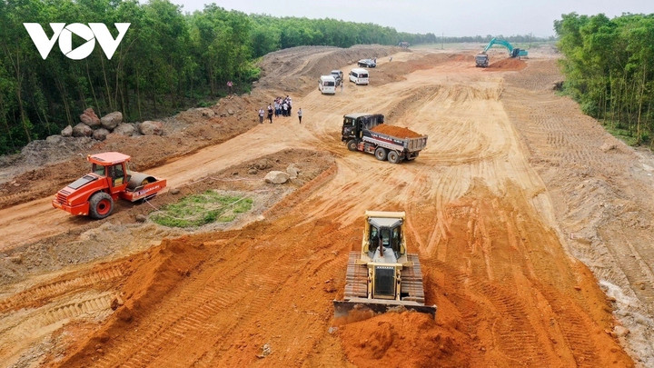Bộ GTVT đề nghị địa phương ưu tiên GPMB đường tiếp cận, đường công vụ, các vị trí xen kẹp, “xôi đỗ” trong tháng 3/2023 tạo điều kiện cho nhà thầu tăng tốc thi công, đáp ứng kế hoạch.