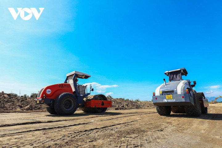 Tranh thủ thời tiết thuận lợi, liên doanh các nhà thầu đang đẩy nhanh tiến độ thi công tuyến cao tốc Cam Lâm – Vĩnh Hảo.