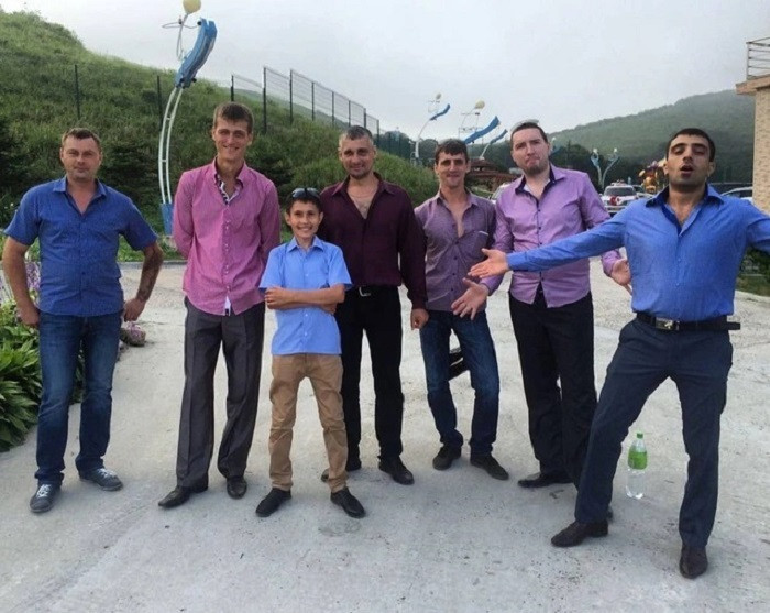 Người đàn ông 35 tuổi chụp cùng những người bạn trung học.