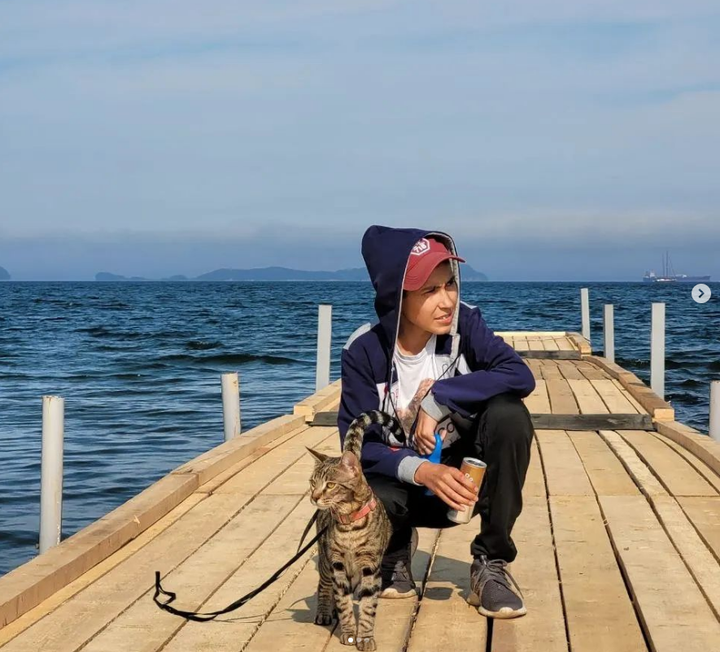 Denis đăng tải những bức ảnh về cuộc phiêu lưu của mình lên mạng xã hội.