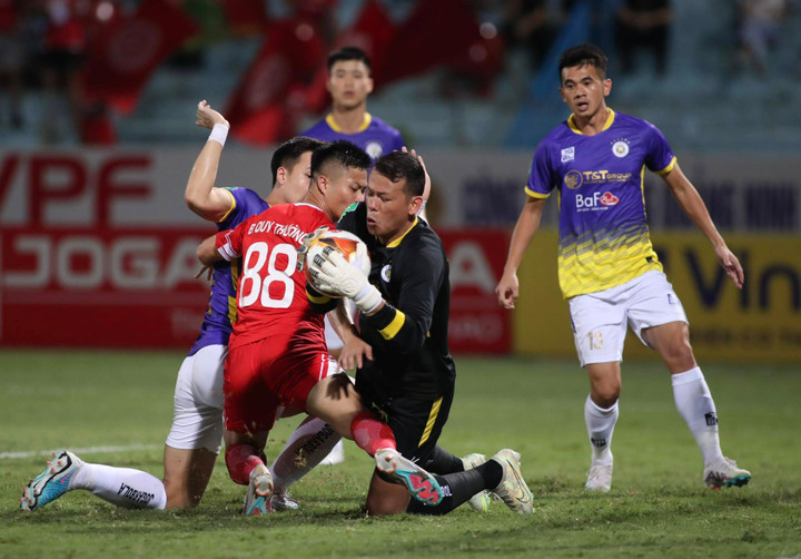 Viettel suýt có bàn thắng từ pha áp sát của Duy Thường ngay ở những phút đầu trận.