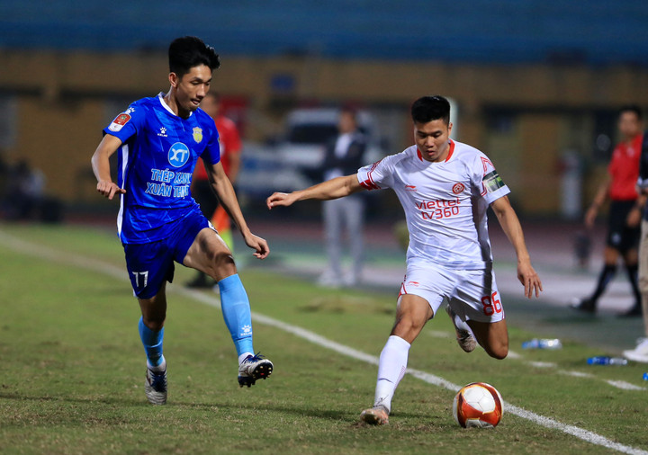 Trọng Đại (áo xanh) thất nghiệp nửa mùa giải sau khi chia tay CLB Nam Định.