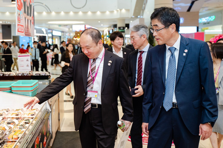 Đại diện AEON Việt Nam và Phó Đại sứ Nhật Bản tại Việt Nam tham quan quầy Sushi tại AEON Long Biên.