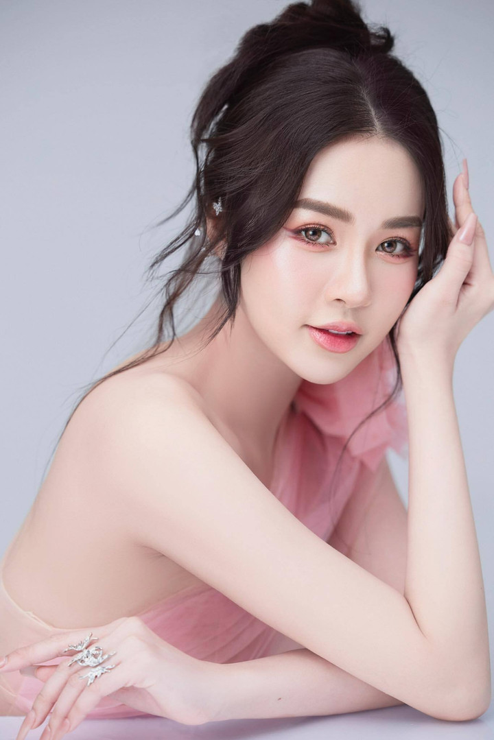 Do đó, dù ở bất cứ vai trò nào, Hà Trang luôn cố gắng, nỗ lực trau dồi kiến thức từng ngày để trở nên hoàn hảo hơn trong mắt công chúng.