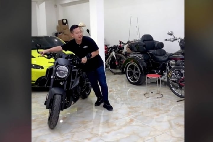 Theo nguồn tin trên ZingNews, đại gia Hoàng Kim Khánh vừa tậu chiếc mô tô KTM Brabus 1300 R. Đây là sản phẩm hợp tác giữa Brabus và KTM. (Ảnh: Zing)