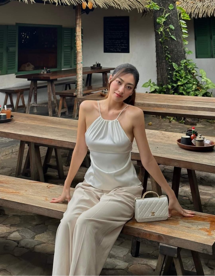 Hoa hậu Lương Thuỳ Linh khoe vai trần gợi cảm.