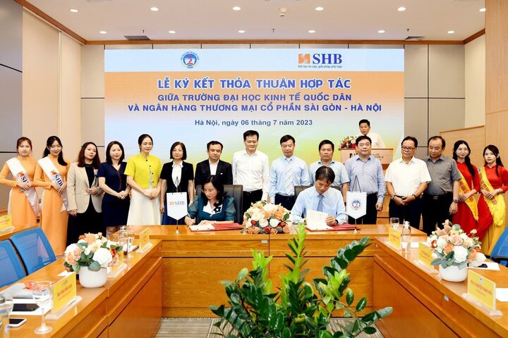 TS Ngô Thu Hà - Tổng Giám đốc SHB và GS.TS Phạm Hồng Chương - Hiệu trưởng Trường Đại học KTQD đại diện hai đơn vị ký kết thỏa thuận hợp tác.