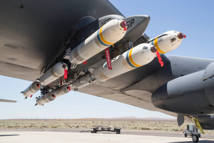Bom chùm PDU-5/B được triển khai trên máy bay ném bom chiến lược tầm xa B-52 của không quân Mỹ. (Ảnh: không quân Mỹ)
