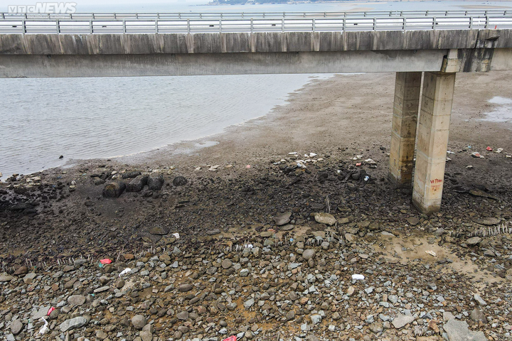 Hàng trăm tấn ‘rác’ bị bỏ rơi dưới chân cầu 500 tỷ đồng - 9