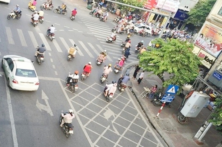 Đường có vạch kẻ kiểu mắt võng thì phương tiện không được dừng lại. (Ảnh: B.L)
