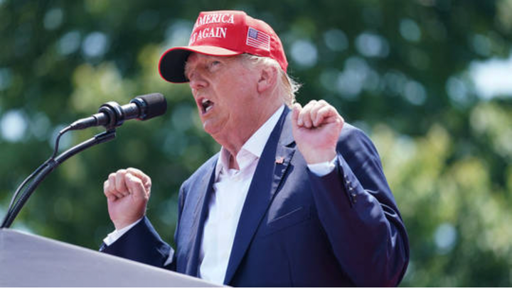 Cựu Tổng thống Donald Trump phát biểu trước đám đông trong một sự kiện vận động tranh cử vào ngày 1/7. (Ảnh: Getty)