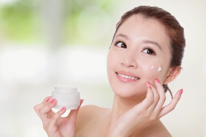 Thoa kem chống nắng đúng cách mỗi ngày giúp hạn chế nếp nhăn.
